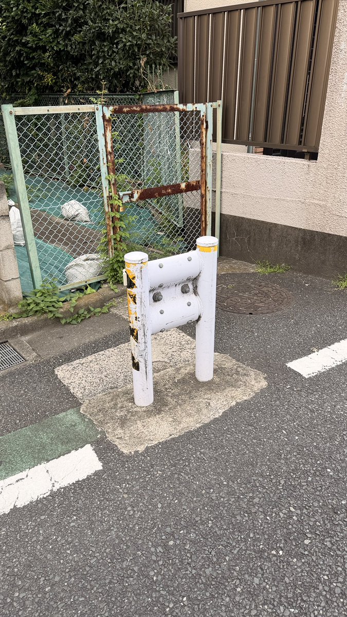 yyyy_yatatetsu's tweet photo. 見て、日本最短のガードレール見つけた。 https://t.co/agh5yrx2pC