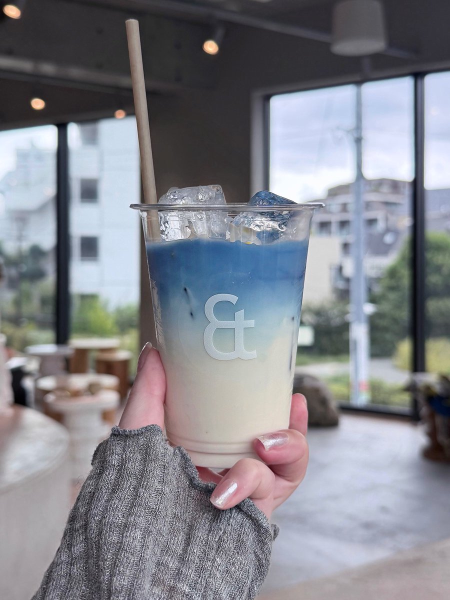 yune__room's tweet photo. 大好きなカフェのみずいろミルクティー🍼🩵インテリアも素敵すぎるの…！ https://t.co/B0DNIK28WE
