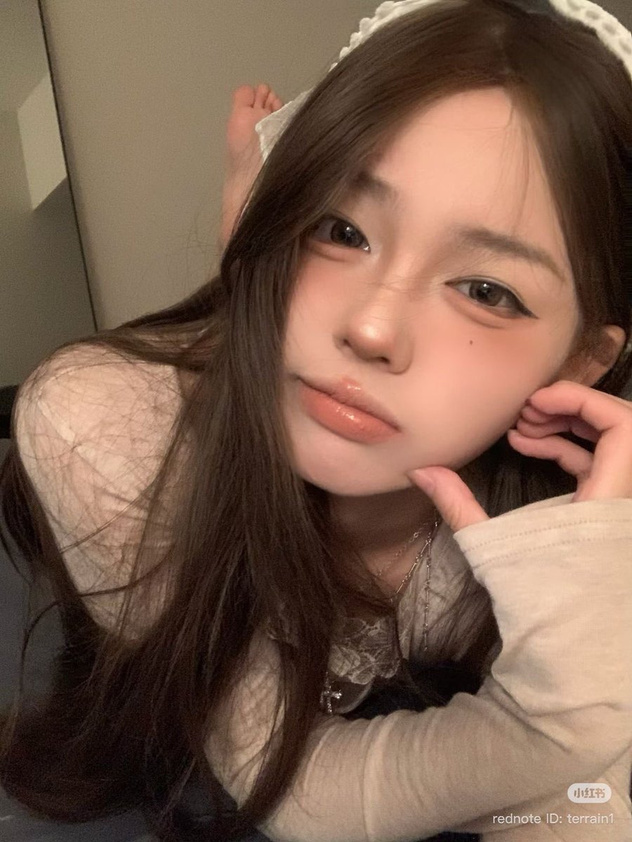 Anq6Bk's tweet photo. 可愛い子で芋眉高彩度メイクのやつ0人説。 https://t.co/MYiervFlRm