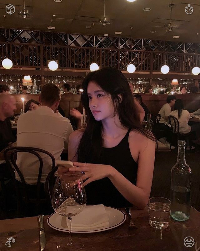 SimioniEmanoeli's tweet photo. 🎖Chocolate Cookie Baking Session The cookies are done in the oven. She takes her time with dinner, enjoying every bite, thinking back to how her mom would prepare the soup—adding extra tomatoes and a touch of basil, exactly the way she preferred it. https://t.co/xeZiys0WAI