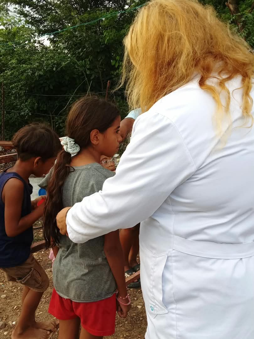 CubacooperaveG's tweet photo. ***Abordaje casa a casa de la Brigada Médica Cubana en el sector Arawaney (Municipio Julián Mellado), liderado por la intensivista Yanetsis Peña Peña. ¡Amor y salud para la comunidad! ❤️ 
#CubaCoopera https://t.co/PiYm9m18RY