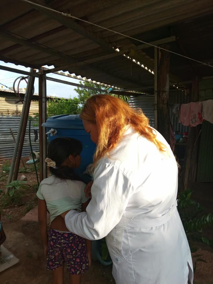 CubacooperaveG's tweet photo. ***Abordaje casa a casa de la Brigada Médica Cubana en el sector Arawaney (Municipio Julián Mellado), liderado por la intensivista Yanetsis Peña Peña. ¡Amor y salud para la comunidad! ❤️ 
#CubaCoopera https://t.co/1ig0EMCgmM