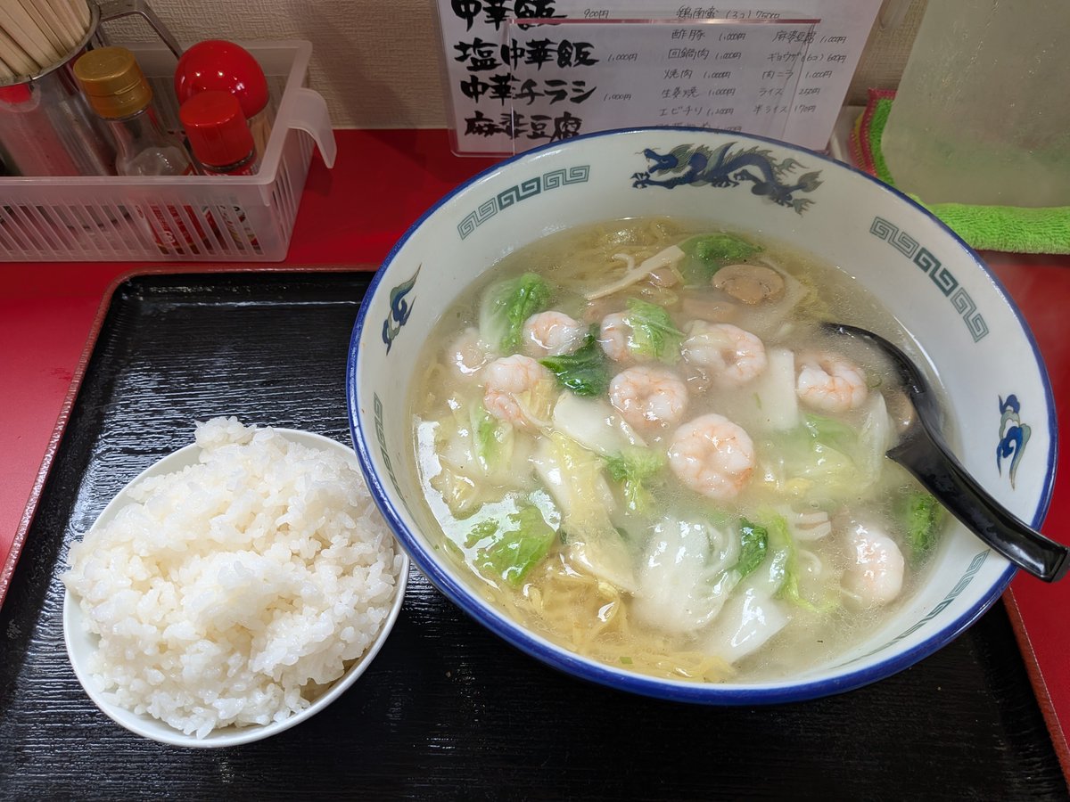 hkdpompoko's tweet photo. 今日のお昼ごはん♪

#宮前町 #幡龍 で
#エビタンメン with ライス♪

ゴロゴロエビと、あっさりスープ。
たけのこ・白菜・マッシュルームもご一緒に♪
ちょっぴりとろみがついてるのも特徴です。

あっさり味で超うまかったです♪
大満足!!
#函館グルメ #セクシー中華 https://t.co/SVfQPJKpq5