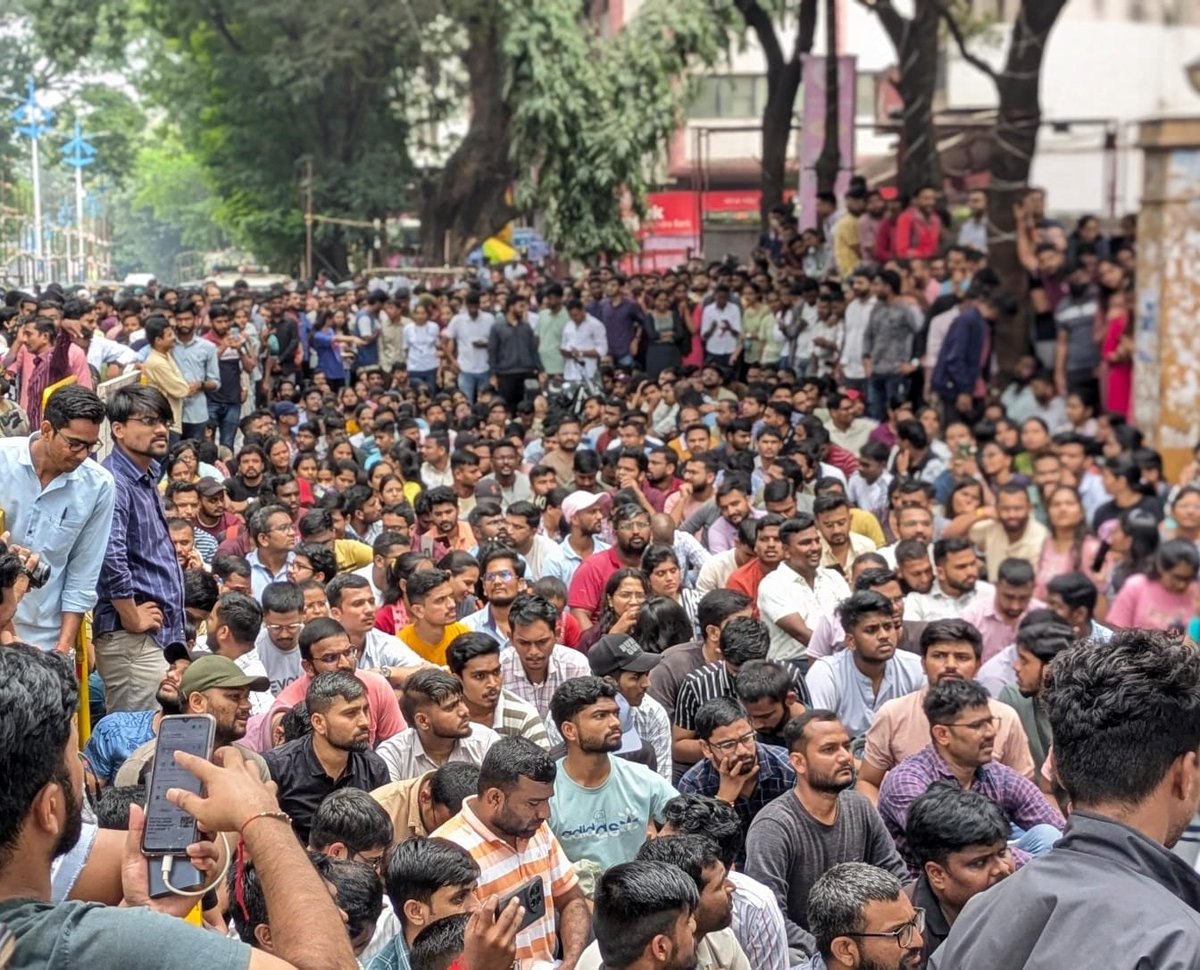 RRPSpeaks's tweet photo. मा. देवेंद्र फडणवीस साहेब, 

MPSC पेपरफुटी प्रकरणात नवनवीन खुलासे येत असून कुंपणच शेती खात असल्याचं स्पष्ट झालं आहे. जसजशी नवीन माहिती समोर येत आहे तसतसा विद्यार्थ्यांचा आयोगावरचा विश्वास उडत चालला आहे, त्यामुळे आपण आता मैत्री बाजूला ठेवून बघ्याची भूमिका न घेता तत्काळ अध्यक्षांचा राजीनामा घ्यावा आणि संपूर्ण संचालक मंडळ बरखास्त करून चांगल्या व्यक्ती त्या जागी नेमण्यात याव्यात. पोलीस करत असलेला तपास समाधानकारक असला तरी केवळ एक दोन नावापुरता तपास मर्यादित न ठेवता आम्ही जी शेकडो नावे दिली आहेत त्यांचा देखील सखोल तपास होणे गरजेचे आहे, तरच खरे सूत्रधार असलेले मोठे मासे जाळ्यात अडकतील.

(अध्यक्षांचा राजीनामा झाल्याशिवाय आमचा हा लढा थांबणार नाही.)

@Dev_Fadnavis 
@mpsc_office 

#MPSC #पेपरफुटी