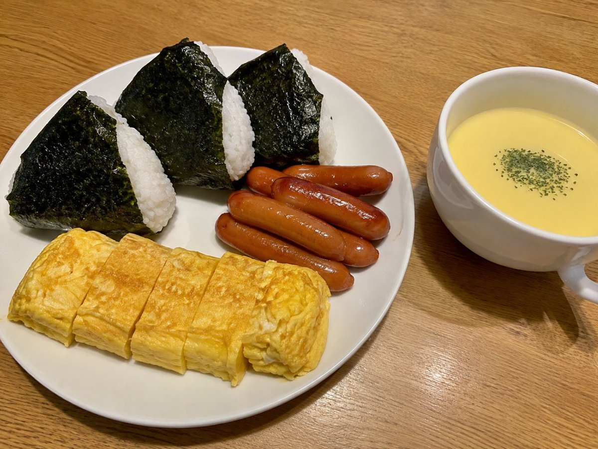 4309qwerty's tweet photo. おにぎり

ソーセージ

卵焼き

コーンポタージュ

この組み合わせはあり？ https://t.co/MOnqRQ7boa