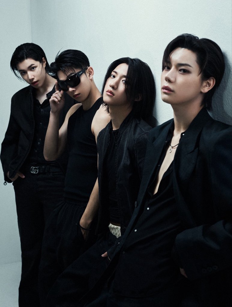 neverletninii's tweet photo. ไอช้อตเวลาถ่ายแบบหล่อจังวะ หน้าตาดีจัด ชุดก็ดีตามคาแรกเตอร์แต่ละคนเลยอะ ขอให้ได้ขึ้นปกอีกเยอะ ๆ นะ 🥺 https://t.co/tuz2iTOGEY
