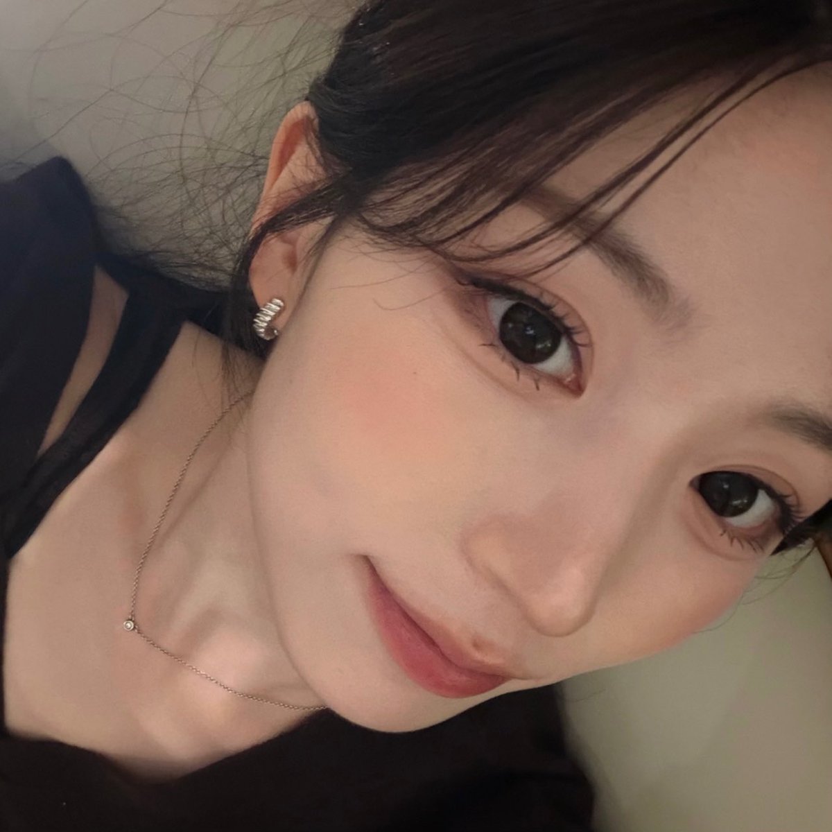 OhayoTp's tweet photo. これ、正解。低彩度メイクは圧倒的に垢抜ける。
25歳過ぎたらラメなし低彩度は必須。 https://t.co/DcDsYFyfr1