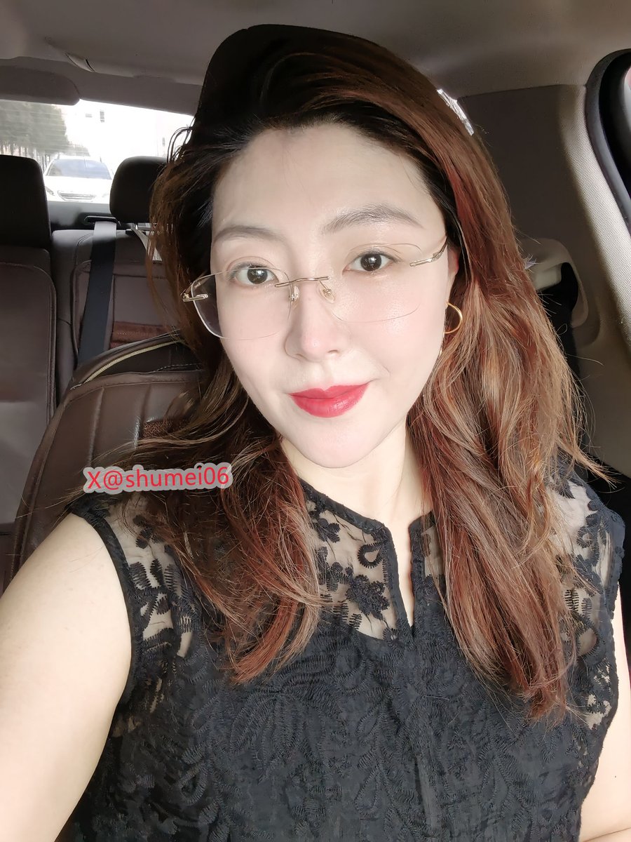 shumei06's tweet photo. 戴上眼镜是理智，抹上红唇是生活。✨ https://t.co/DWUyWu5ZNY