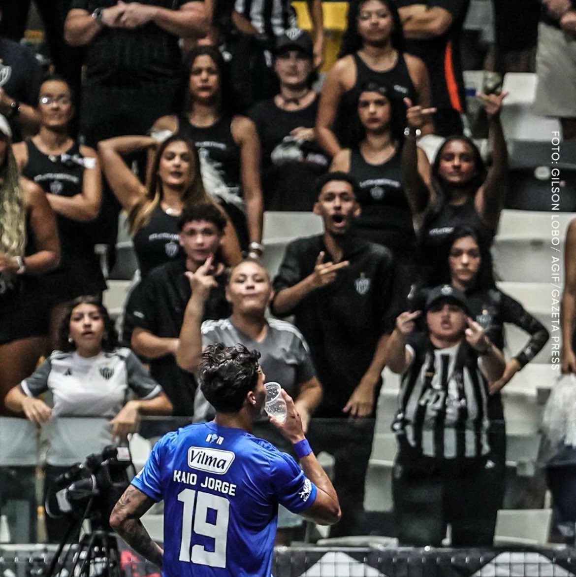 torugoneiva's tweet photo. No clássico de janeiro, um torcedor atleticano jogou um copo em direção a ele depois do gol. Kaio pegou o copo e bebeu parte do líquido.
#KaioJorge #Cruzeiro #FazoK https://t.co/WapAzNknJN