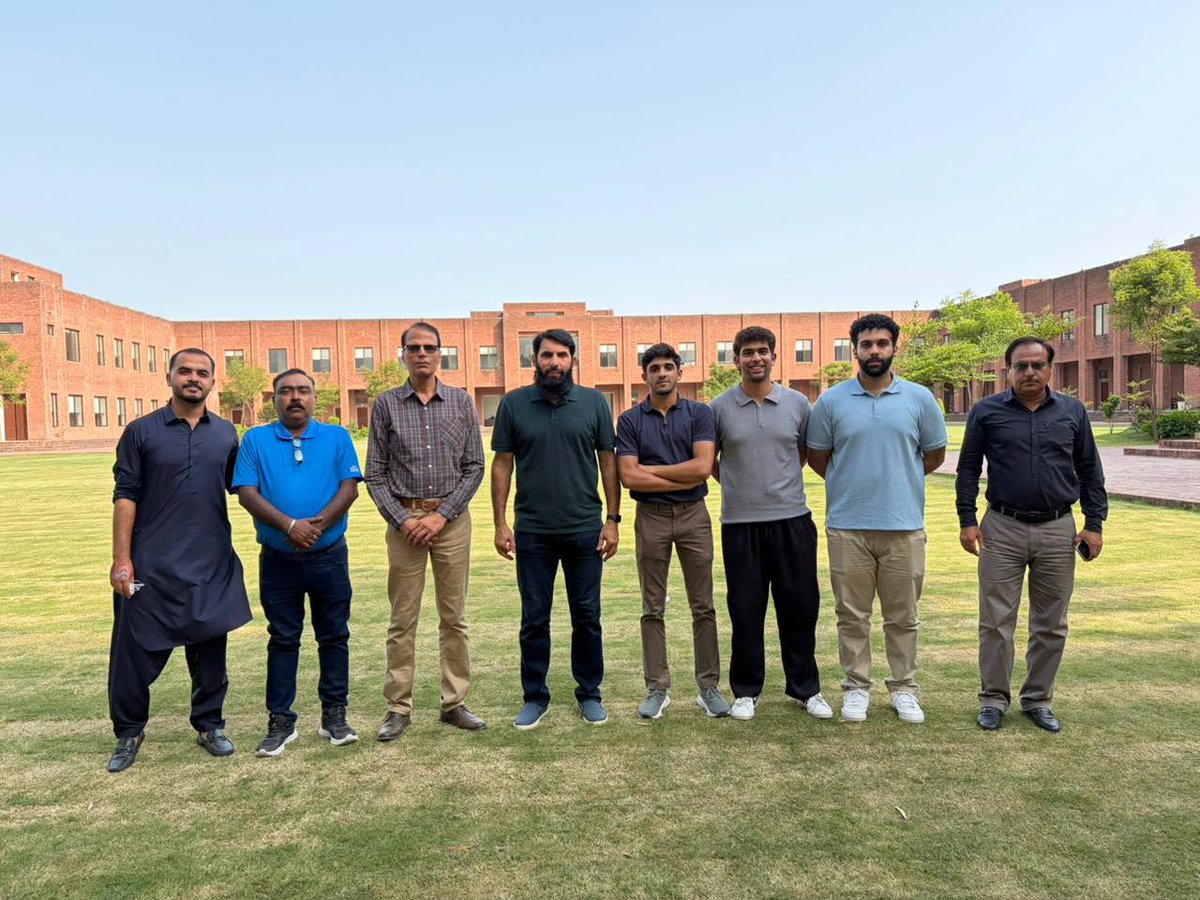 Lahore_School's tweet photo. Honored to host Misbah-ul-Haq (former Pakistan cricketer, national team head coach, and chief selector) at the Lahore School of Economics for our Sports Society Orientation. We’d also love to welcome you to our newly set-up cricket ground. https://t.co/I4YYyvWZ1d