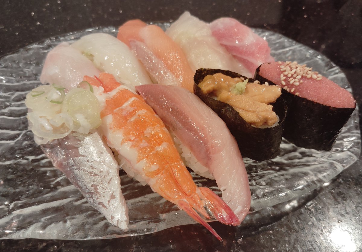 uchi47_ura's tweet photo. 夏の終わりに函館グルメ旅✈️
さっそくお寿司を堪能してきました🍣
貝ってなんかエロい…でも美味い🦪✨ https://t.co/0tzsaDaJii