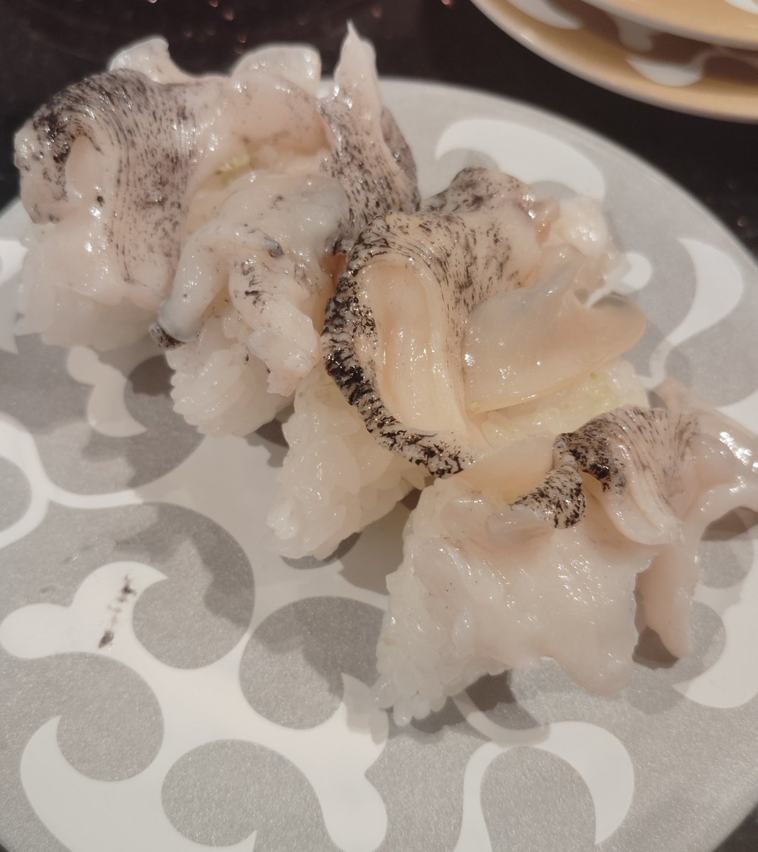 uchi47_ura's tweet photo. 夏の終わりに函館グルメ旅✈️
さっそくお寿司を堪能してきました🍣
貝ってなんかエロい…でも美味い🦪✨ https://t.co/0tzsaDaJii
