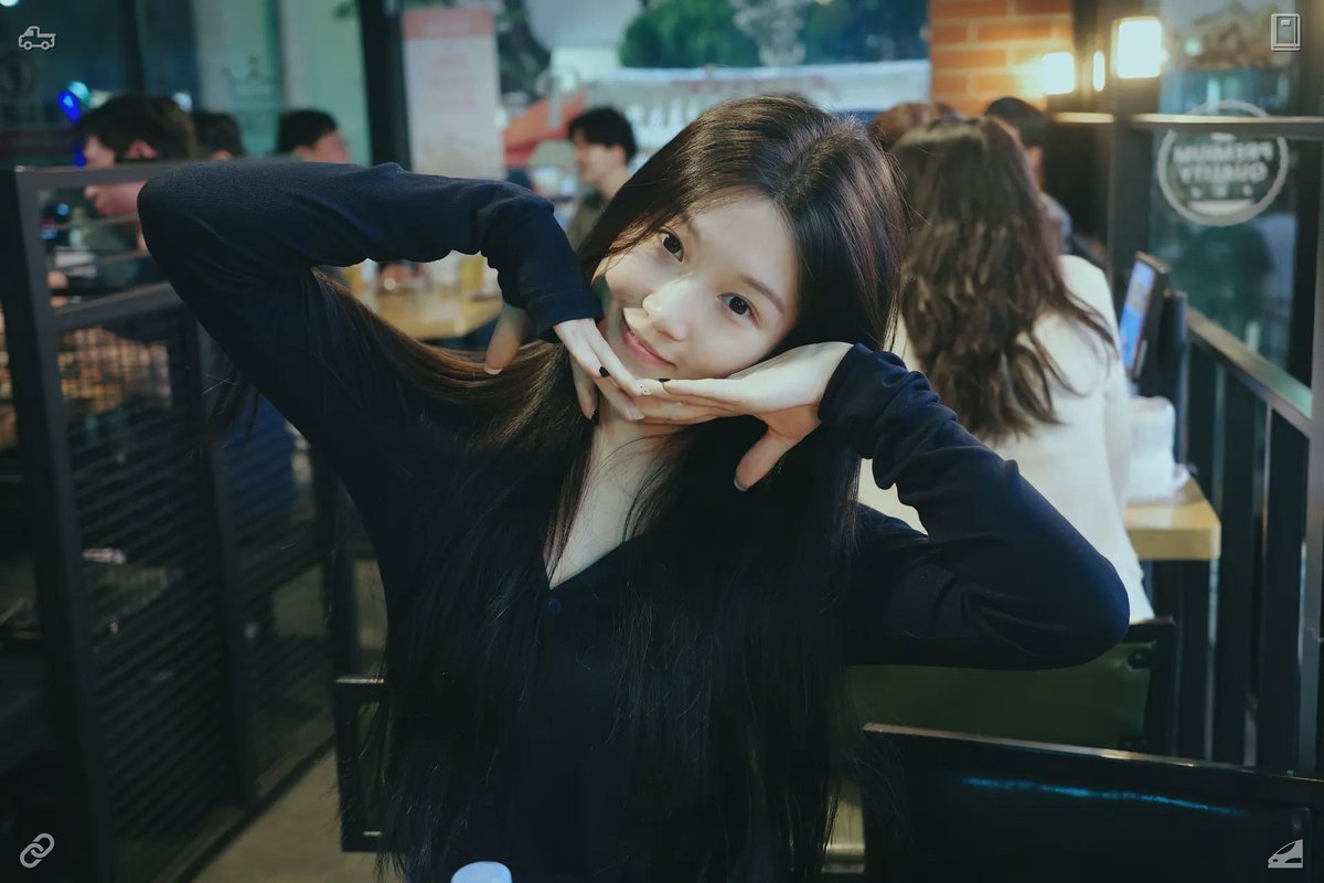 Roberto22339978's tweet photo. 🥢Strolling alongside my daughter, there came a moment when Elara sat in the open glade, her camera resting on her lap, observing Lila guiding a cluster of kids in the art of photography. A gentle smile spread across her face as she realized the tradition was firmly upheld, the https://t.co/S9ccUXQm5a