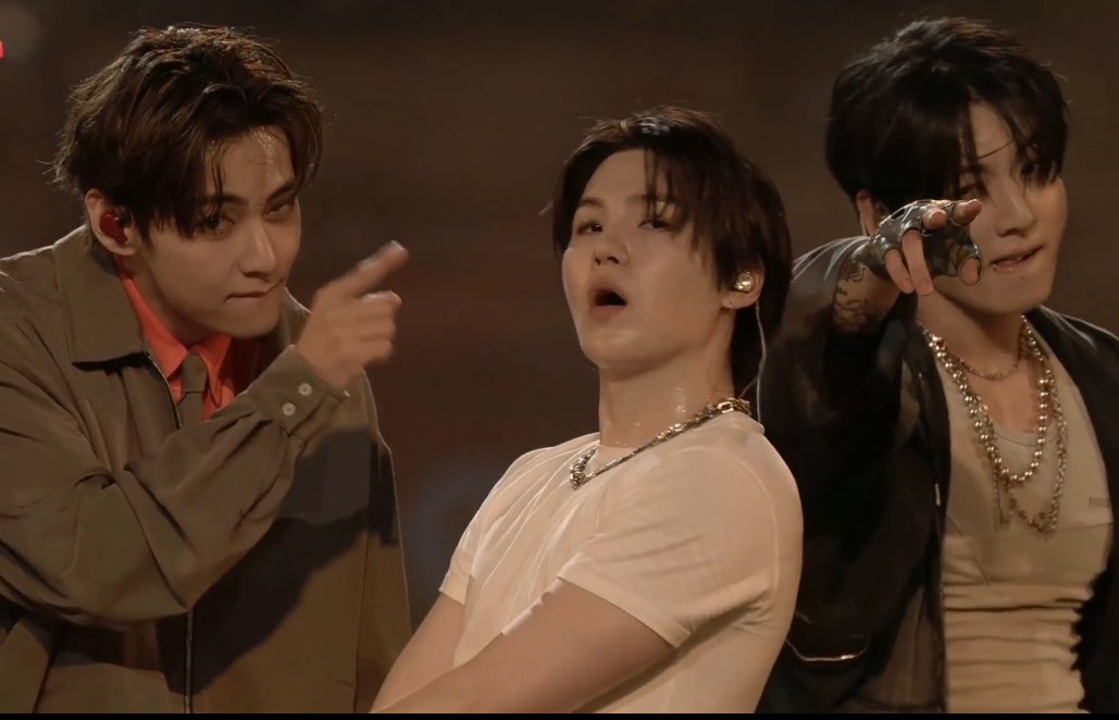 sugamihoney's tweet photo. ESTO ES EL TRIPLE KILL DE LA SEMANA, TAEHYUNG, YOONGI Y JUNGKOOK 😭🔥 https://t.co/f62MJJqxgN