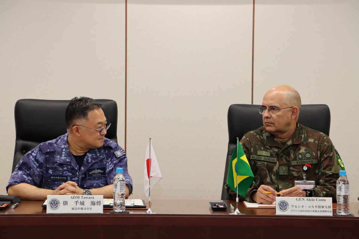 jjoc_pa's tweet photo. 9/1、日ブラジルMM協議のため来訪中のアルシオ・コスタ ブラジル国防省統合参謀本部戦略局長一行が統合作戦司令部を訪問し、俵統合作戦司令官と懇談しました。地域及び国際情勢がますます複雑化し、不確実性が高まる中、両国間の緊密な協力はインド太平洋地域にとってより重要性を増してきています🇧🇷🇯🇵 https://t.co/LNJvq1lUwp