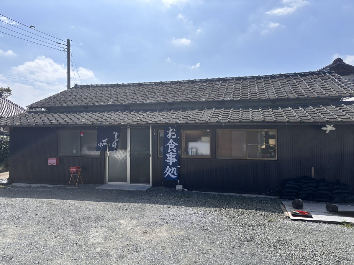 ichiro14's tweet photo. 田舎の定食屋ってこういう店構えですよね　慣れていないと入るのに躊躇してしまう

特別美味しいと言うわけではないけど、店内は綺麗めですし付け合わせも良い。なかなか田舎だとチェーン店が多かったりするので定食が食べたいなということならお勧め。写真は850円定食。
#群馬 
#桐生
#どんどん食堂 https://t.co/9VvU9umuVa