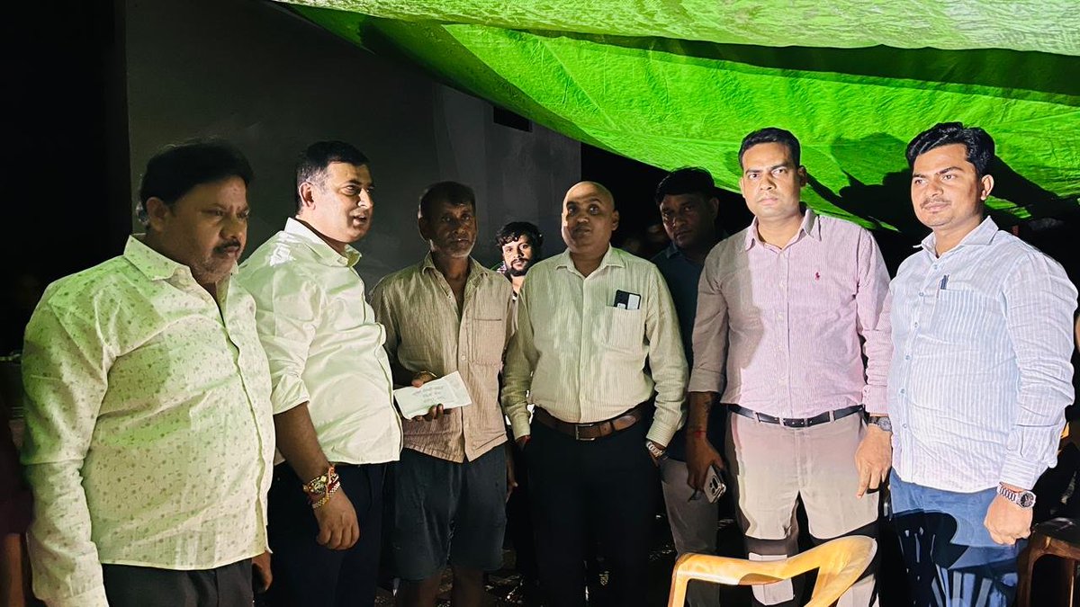 janta_vikas's tweet photo. #सविता #नंदवंशी समाज एकता मंच द्वारा महाराजपुर पुरवामीर गांव पहुंचकर दिवंगत 18 वर्षीय यशी के परिजनों से भेंट कर उनका ढांढस बंधाया। 
भवन निर्माण के लिए #पीड़ित परिवार को आर्थिक सहयोग किया व #बिठूर विधायक श्री Abhijeet Singh Sanga जी बात कराके शासन से हर संभव मदद का भरोसा दिलाया।। https://t.co/smlMkj1G1Y