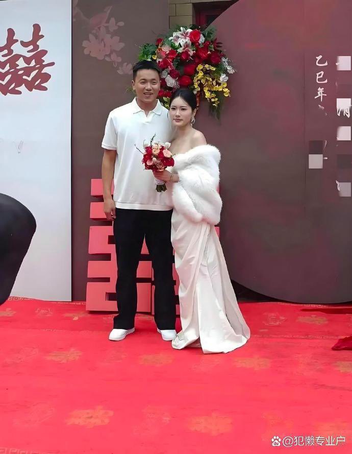 longmei520's tweet photo. 表哥终于订婚了，对象很漂亮。表哥那么拼命的挣钱，终于有结果了。 https://t.co/Mdry70nncr