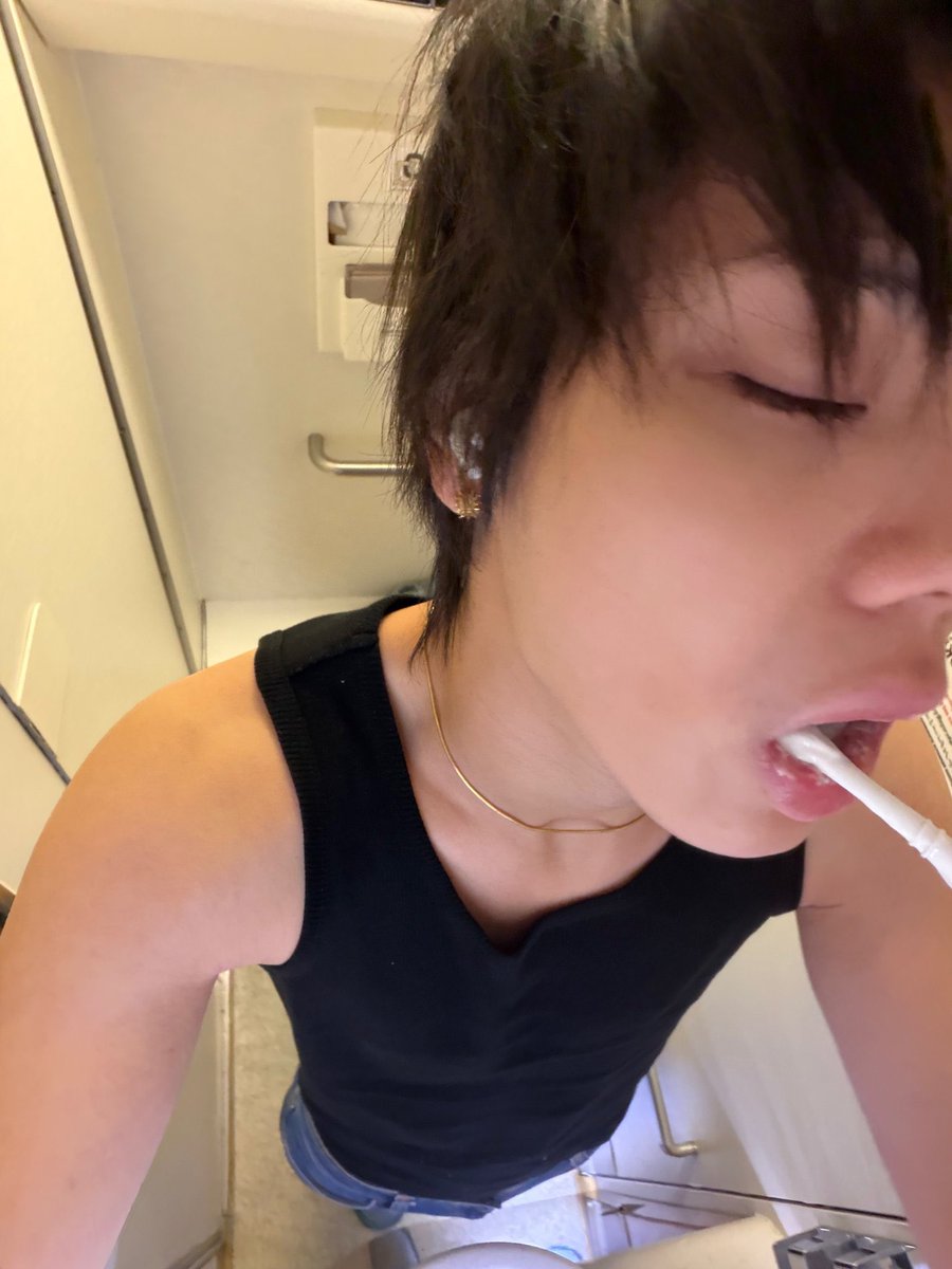 4shocrew's tweet photo. ohyul kata gue lu belajar selfie sikat gigi ke seonghyeon dah biar ga apa kali 😭 https://t.co/0MuAG8mGKI