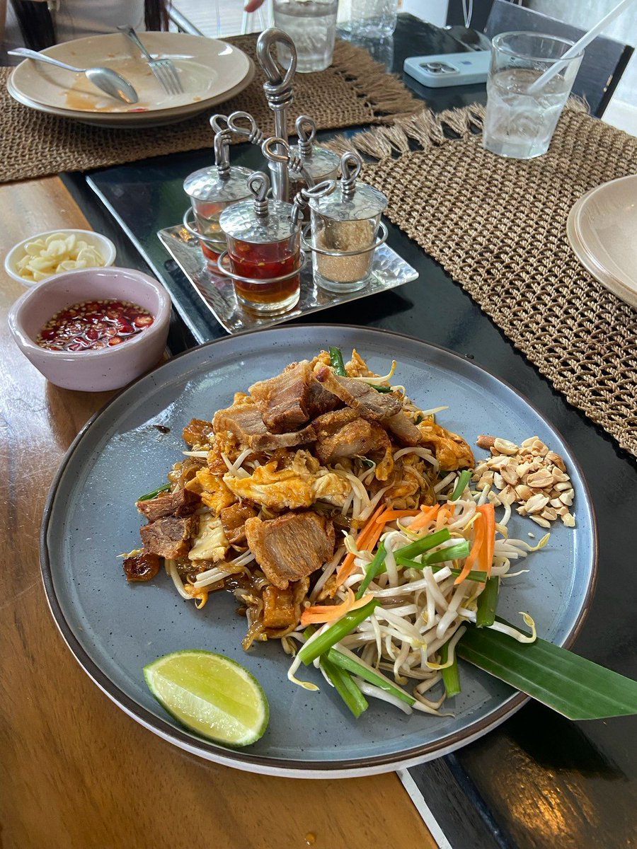 Winop658's tweet photo. ทานมื้อเที่ยงกันครับ ผัดไทหมูกรอบ 
😋😋😋 https://t.co/OUxe09Q8oA
