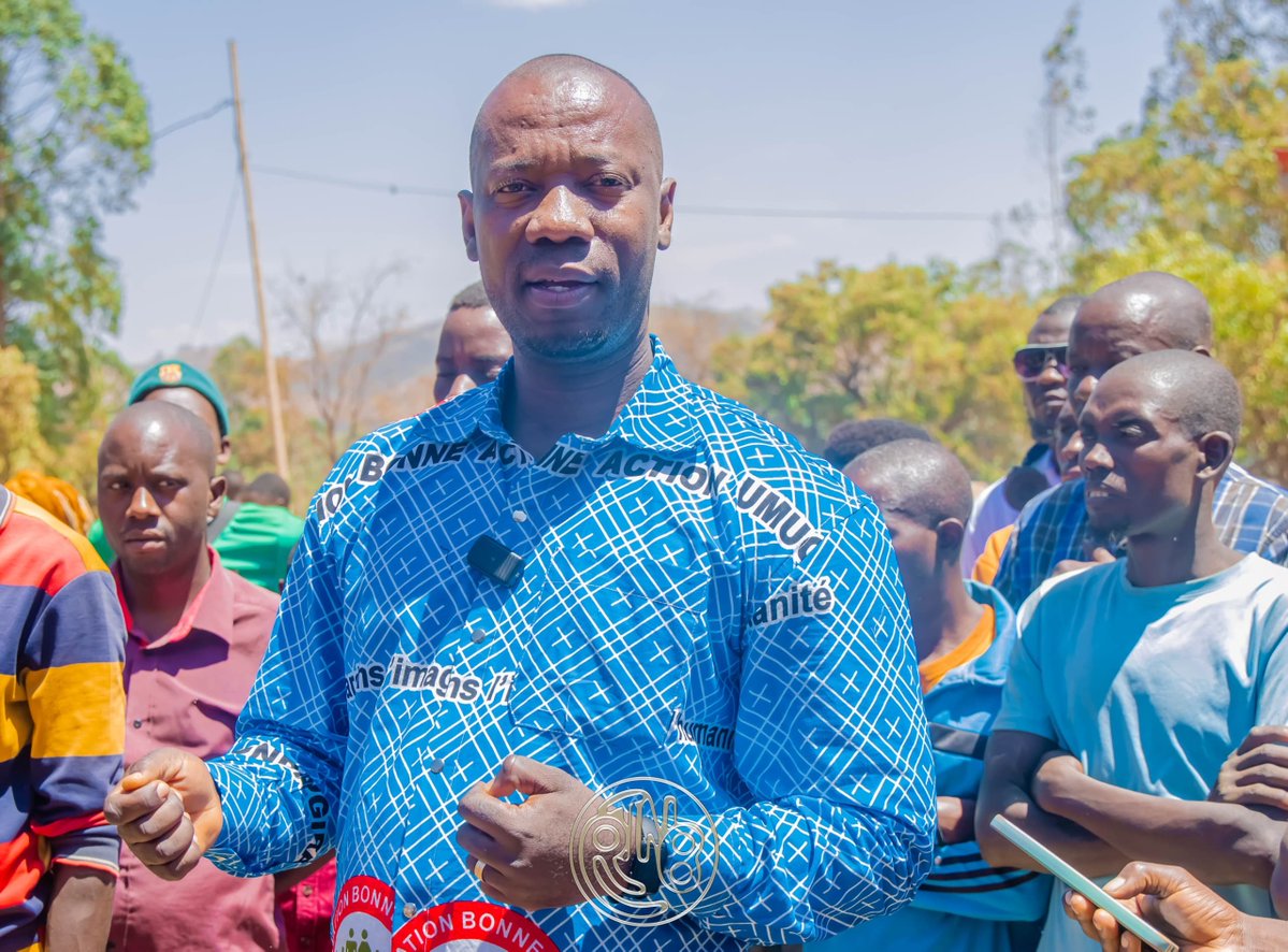 RTNBurundi's tweet photo. #Burundi: Soutien aux coopératives

𝗥𝘂𝘆𝗶𝗴𝗶: 𝟮𝟬𝟬 𝗰𝗵𝗲̀𝘃𝗿𝗲𝘀 𝗽𝗼𝘂𝗿 𝗿𝗲𝗻𝗳𝗼𝗿𝗰𝗲𝗿 𝗹𝗲𝘀 𝗰𝗼𝗼𝗽𝗲́𝗿𝗮𝘁𝗶𝘃𝗲𝘀

Deux cents chèvres ont été remises à des coopératives regroupant environ 200 membres issus de trois zones de la Commune Ruyigi, dans la province de Buhumuza, ce 01 septembre 2026. Il s’agit des zones de Bwagiriza, Rusengo et Kayongozi situées dans les environs du camp de réfugiés congolais. Ce don a été accordé par la Fondation "@action_bonne " présidée par la Première Dame du Burundi, @Burundi1stLady .

Le coordinateur de la Fondation"@action_bonne ", Aimable Sindayikengera, a indiqué que cette aide vise à soutenir les communautés qui ont accueilli des réfugiés congolais. Il a exhorté les bénéficiaires à bien prendre soin de ces animaux et à éviter de les vendre, précisant qu’ils leur ont été remis afin de contribuer à leur développement agricole, notamment grâce à la production de fumier destiné à fertiliser les champs.

Le coordinateur de la Fondation "Bonne Action Umugiraneza" a également demandé aux autorités de la Commune Ruyigi d’accompagner ces coopératives dans la mise en œuvre de leurs projets, aussi bien dans l’élevage que dans le commerce, conformément à leurs engagements.

Au nom des bénéficiaires, le Chef de la zone Bwagiriza a remercié la Première Dame du Burundi pour avoir pensé à eux et pour son soutien à leurs initiatives de développement. Il a appelé les bénéficiaires à bien entretenir les chèvres, afin de les laisser se multiplier et de pouvoir à leur tour, en transmettre à d’autres personnes.

Cette assistance a été accordée en collaboration entre la Fondation "Bonne Action Umugiraneza" et la Fondation :Lona" dirigée par la Première Dame de la République démocratique du Congo.