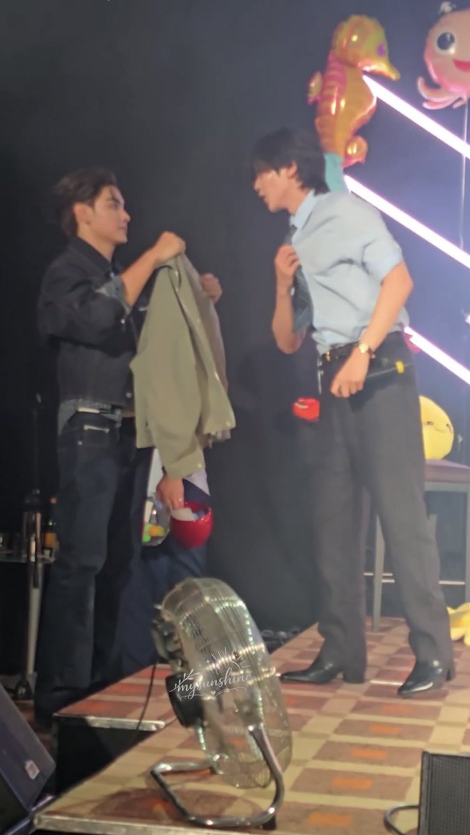justmpx's tweet photo. D1 จุงเอาเสื้อแจ็คเก็ตให้น้องดังใส่ แต่น้องดังเค้าบอกร้อน จุงก็โอเคๆไม่เป็นไร
D2 น้องดังจะถอดแจ็คเก็ต สะกิดบอกจุงก่อนว่าถอดนะๆ น่าจะบ่นร้อน จุงทำมือตามใจๆ น้องถึงถอด 

คนนึงหวงจริงแต่ตามใจ คนนึงบอกไม่ใช่แฟนห้ามมาสั่งแต่หนูขอเค้าก่อน แปล🧐 https://t.co/UyRTckdug1 https://t.co/qVj8EHTrTl