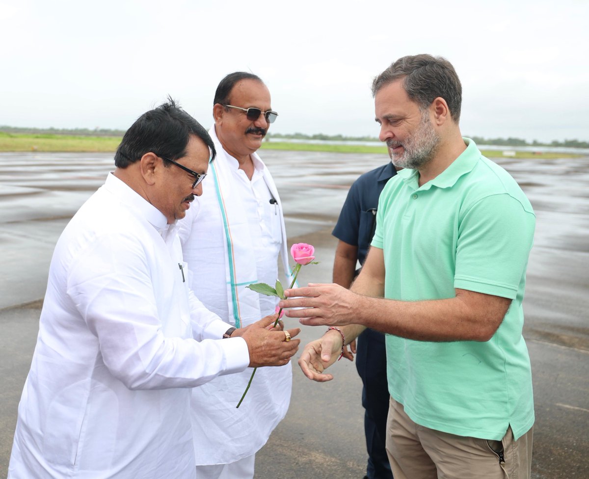 INCIndia's tweet photo. नेता विपक्ष श्री @RahulGandhi का नासिक एयरपोर्ट पर कांग्रेस के वरिष्ठ नेताओं ने आत्मीय स्वागत किया।

📍  महाराष्ट्र https://t.co/3Ct2phQGMR