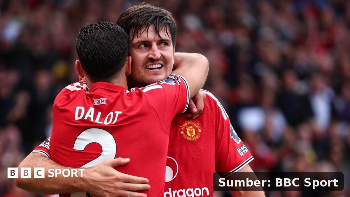 MUTalkID's tweet photo. Premier League jelaskan kenapa gol Maguire dibiarkan berdiri meski ada handball, VAR menyebutnya own goal 😳

"The video assistant referee Jarred Gillett said to referee Craig Pawson: 'It's an own goal and the accidental handball is not punishable, so we recommend you award the goal.'"

Tembakan Maguire melebar dan membelok ke gawang lewat defleksi Jacob Greaves. Karena bukan Maguire yang mencetak gol, aturan accidental handball tidak berlaku.

"Maguire did not actually score the goal. Maguire's effort was going well wide, and deflected into the back of the net off Jacob Greaves."

(📡 BBC Sport)