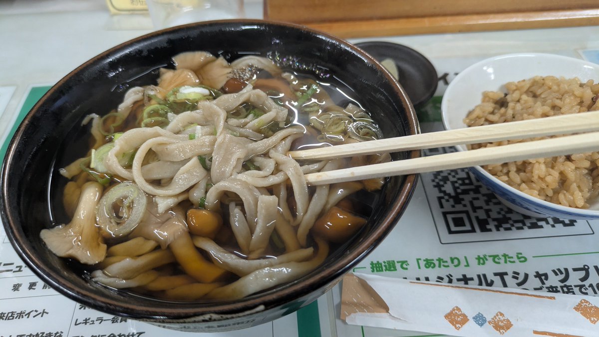 tsunakish's tweet photo. 昼飯は前回同様、いずみ食堂へ。
毎回美味しいんやけど、麺の太さが不揃いなのが食べ応えあっていいんよね😋
行ったタイミングが良かったのか、意外と空いててすぐ案内してもらえた😆 https://t.co/4tgDdamMUQ