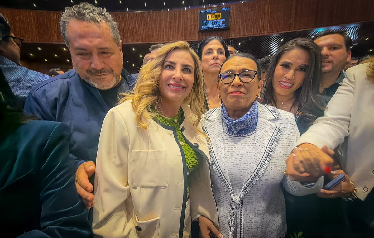 JessiSaiden's tweet photo. De la mano de la secretaria de Gobernación, @rosaicela_ , recibimos el Segundo Informe de Gobierno de la presidenta @Claudiashein .
Un acto de rendición de cuentas que refleja el gran trabajo realizado en favor del bienestar de las y los mexicanos. 🇲🇽
#SegundoInforme #ClaudiaDaResultados