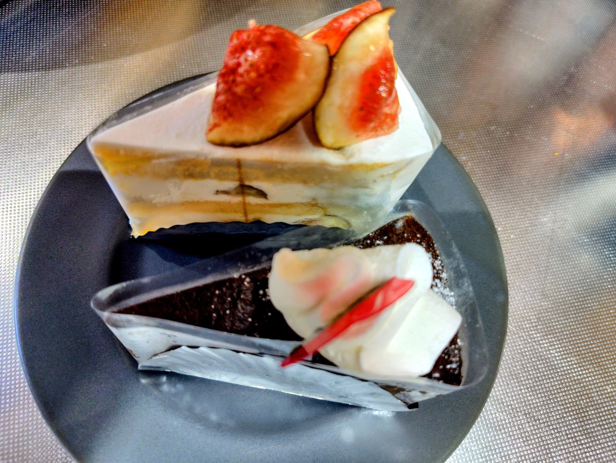 E_Eberbach's tweet photo. 生誕祭としてケーキを2つ食べても良しとする日𓃟

序でにかなり前に申し込んだこれも
タイミング良く？本日届いた🐖 https://t.co/IwWEVKirMI