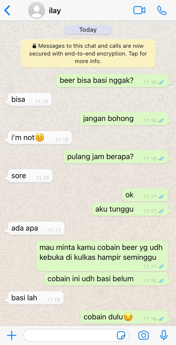 cocoilay's tweet photo. stock beer taeui abis trs dia buka kulkas ternyata masih ada satu tapi kalengnya udah kebuka, mau minum takut isdet jadinya chat suami. https://t.co/0esXFkmKUA