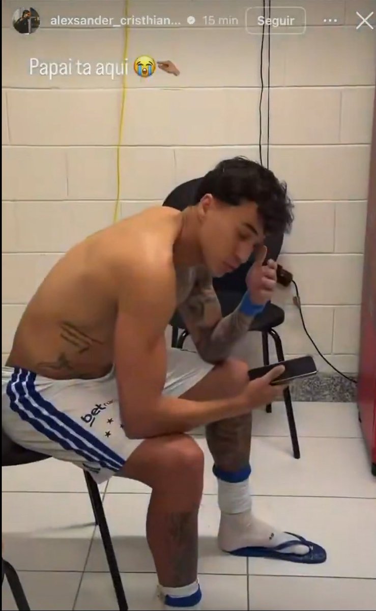 torugoneiva's tweet photo. E o Alexsander? 😂
Até hoje deve estar tendo pesadelo com o Kaio Jorge e ainda sentiu depois de ouvir “PAPAI TÁ AQUI”. 😭😭
O homem ficou tão sentido que precisou ir atrás do Kaio depois do jogo pra tentar responder. KKKKKKK
#KaioJorge #Cruzeiro #FazoK https://t.co/4uGCwbNSNw