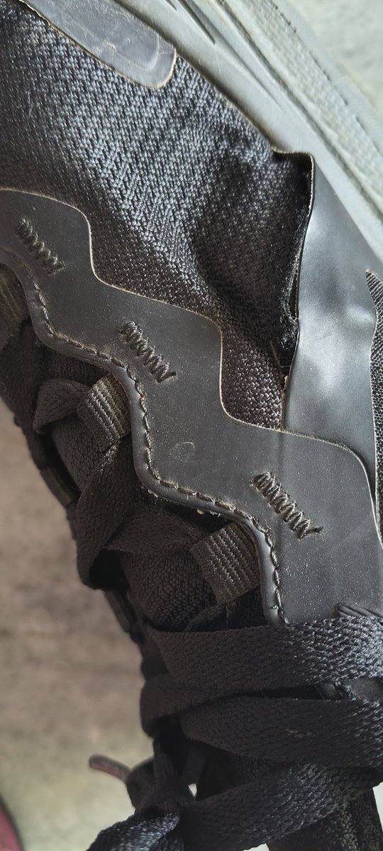 MdAkif123's tweet photo. @RedTapeindia 5 days, yet only automated replies.

My shoes started coming apart within 25 days. Photos &amp; invoice already shared.

No REDTAPE outlet in my city; the nearest is ~150 km away. Please have a human review my case and resolve it.

#REDTAPE #CustomerSupport https://t.co/u6ssszxfKb