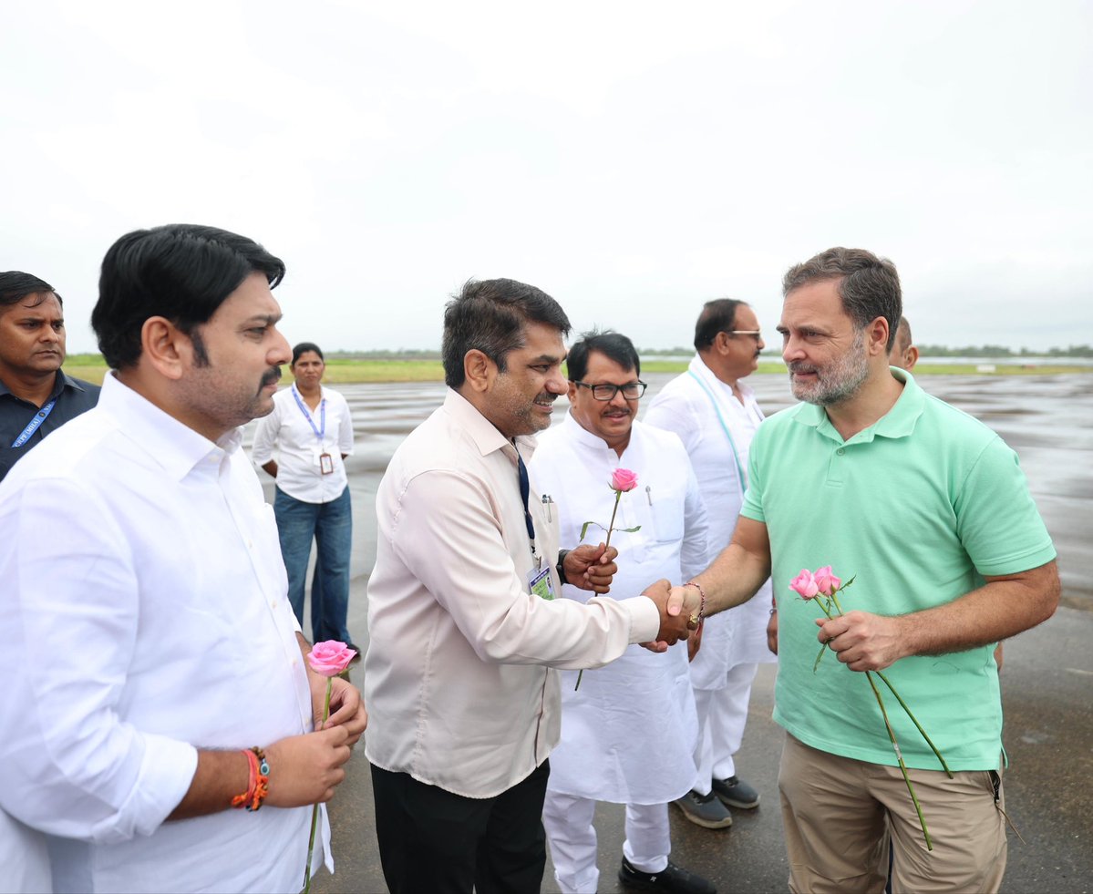 Supriya23bh's tweet photo. Leader of Opposition Shri @RahulGandhi  ji arrives in #Maharashtra …🌹🌷 https://t.co/0LOxVdZL0e
