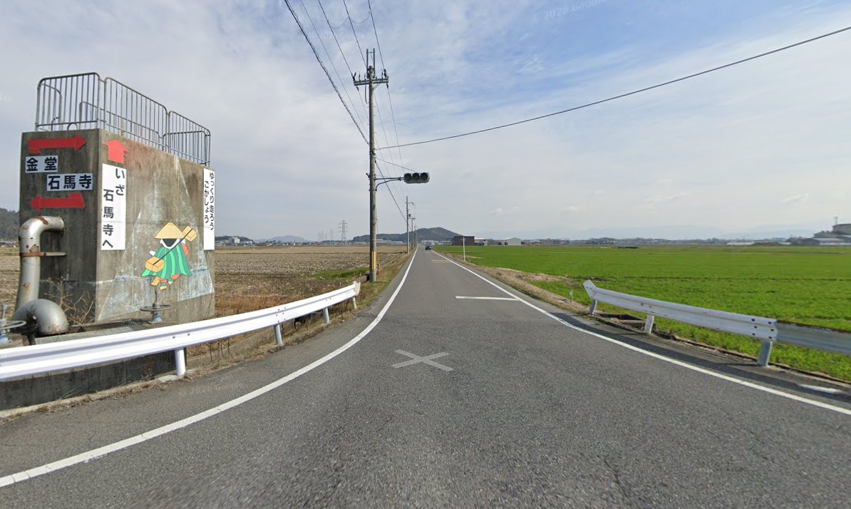 Ohomiofk4's tweet photo. 今日警察署に行って確認してきました。このような道でも標識やセンターラインの無い道路はすべて30km/h規制の対象になるということです。東近江市界隈の方はお気を付けください。 https://t.co/M0sBZ6JGpo