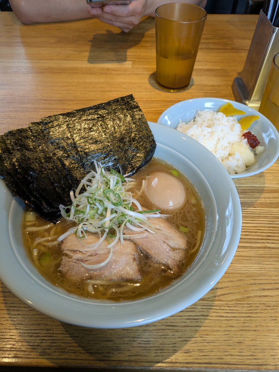 33Splatoon6348's tweet photo. 【豚骨醤油 三輪】
お昼ご飯はここで☺️
◆豚骨醤油　並
トッピング
◆味玉
◆高級海苔
◆ライス150グラム
今日はシンプルにスープを浸した海苔でご飯が食べたくて
ご飯を海苔で巻いて食べるのはやっぱり美味しいですね😆🎶
ラーメンも美味しかったです。
ご馳走様でした。 https://t.co/rbo32PXDSw