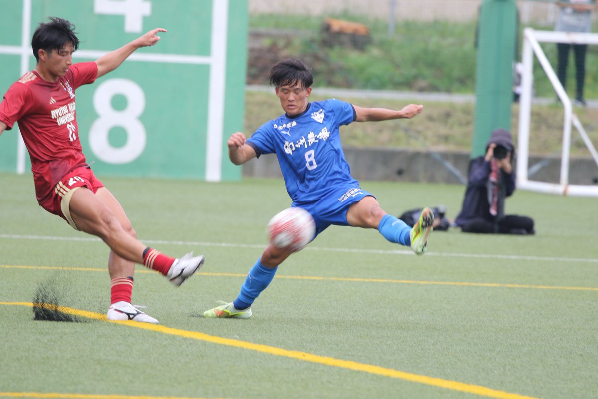 triority's tweet photo. 鹿屋体育大の8東口藍太郎(鳥栖U-18 1年)
帯広で見て以来4年ぶり。中学生の時はトップ昇格しそうだなと思っていたけど、鹿屋体育大に進学。1年からレギュラーナンバーを背負って先発。序盤はミスも多く試合に入れていなかったけど、徐々に流経の強さにも慣れてくると良さを発揮。特に相手の間合いを外すドリブルが良く、鹿屋の前進に貢献していた。158cmとサイズはかなり小さいがもう少し厚みが出せれば数年後のプロ入りは全然あり得ると思う。