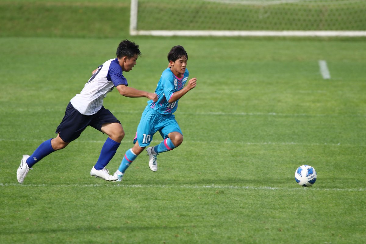 triority's tweet photo. 鹿屋体育大の8東口藍太郎(鳥栖U-18 1年)
帯広で見て以来4年ぶり。中学生の時はトップ昇格しそうだなと思っていたけど、鹿屋体育大に進学。1年からレギュラーナンバーを背負って先発。序盤はミスも多く試合に入れていなかったけど、徐々に流経の強さにも慣れてくると良さを発揮。特に相手の間合いを外すドリブルが良く、鹿屋の前進に貢献していた。158cmとサイズはかなり小さいがもう少し厚みが出せれば数年後のプロ入りは全然あり得ると思う。