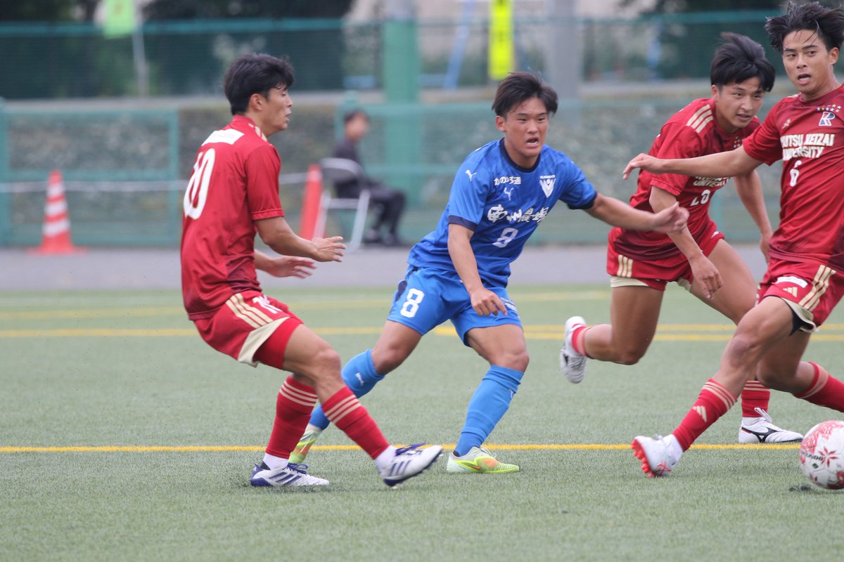 triority's tweet photo. 鹿屋体育大の8東口藍太郎(鳥栖U-18 1年)
帯広で見て以来4年ぶり。中学生の時はトップ昇格しそうだなと思っていたけど、鹿屋体育大に進学。1年からレギュラーナンバーを背負って先発。序盤はミスも多く試合に入れていなかったけど、徐々に流経の強さにも慣れてくると良さを発揮。特に相手の間合いを外すドリブルが良く、鹿屋の前進に貢献していた。158cmとサイズはかなり小さいがもう少し厚みが出せれば数年後のプロ入りは全然あり得ると思う。