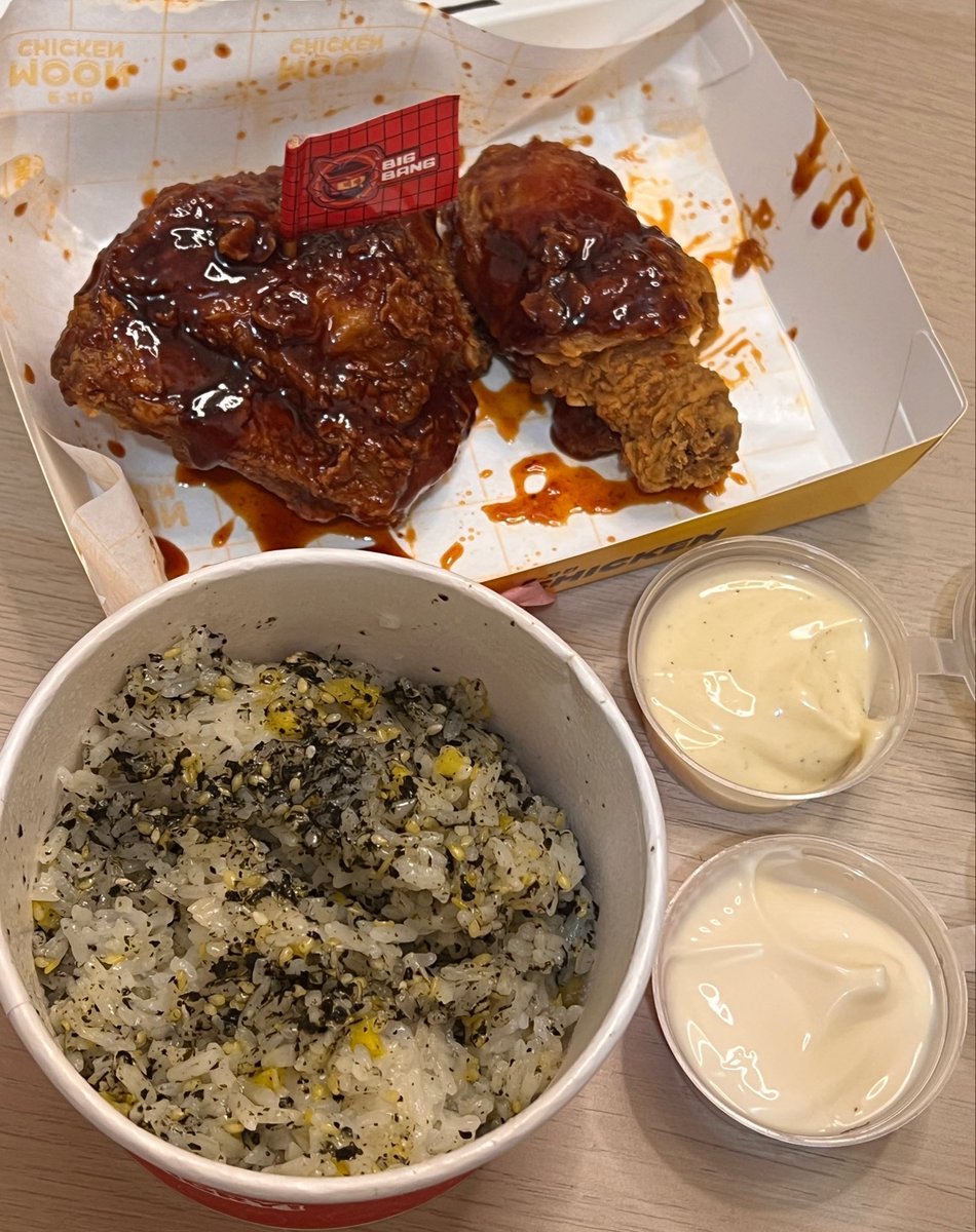 andrajrina's tweet photo. ngomongin soal makanan, apa 5 MAKANAN OJOL FAVORITTT yang bakal kamu repeat order teruss?!

me : 
1. Moon Chicken BIGBANG with jumeokbap!! 
2. Makdura ayam bumbu hitam! 
3. Salted Lab! 
4. Gacoan level 2 
5. Sei Sapi b1g2 

hari ini lagi2 aku order MOON CHICKEN! liat deh, https://t.co/mRSWCNSEiG