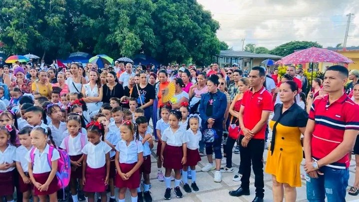 YanetsyTerry's tweet photo. Imágenes que conmueven e inspiran, que hablan de desafíos pero también de entrega, entusiasmo y participación. En #ProvinciaGranma. #ConLaFuerzaDeLaUnidad y #ConFidelEnCadaAula. @PartidoPCC @AsambleaCuba @PresidenciaCuba @GobiernoCuba @GobiernoGranma @CubaMined @BarceloOrt92635 https://t.co/XkGX8seQV5