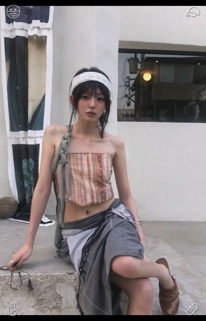 DrFatimaMedEd1's tweet photo. 🪐Art show Paintings, displayed. After we finish our beverages, Lila proposes a stroll through the park. The sunshine feels gentle against my skin, while the foliage whispers in the wind. For the first time in quite a while, a wave of tranquility washes over me. https://t.co/gSKPnOusAm