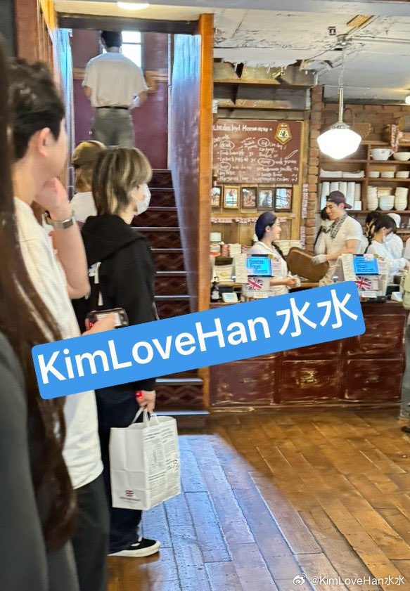 S2_bunny_522's tweet photo. 빵 고르는 준면이 보고프다... 이것두 먹고 싶고 저것두 먹고 싶어서 영원히 빵가게를 빙글빙글 도는 준면이 보고싶다... https://t.co/hLB91NfBWU