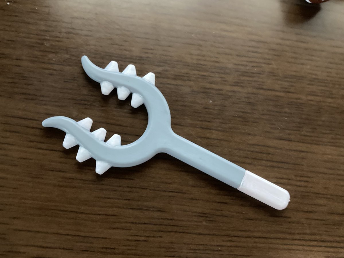 EmuOsyusi's tweet photo. キャラパキさすまたバージョンに色塗ってカニちゃん用のさすまた作った！
本来の色よりちょっと明るめになるけど、真似したい人はぜひ「カラー豊かなアクリルブラシマーカー」を求めてDAISOにGO‼︎!
塗り重ねたら2枚目の写真みたいな色になります！ご参考までに！
#ちいかわ https://t.co/EZtTV7UEyJ