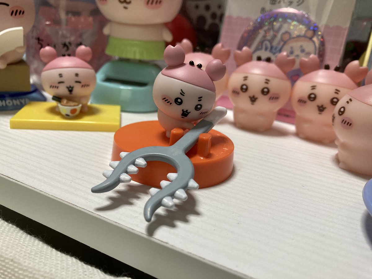 EmuOsyusi's tweet photo. キャラパキさすまたバージョンに色塗ってカニちゃん用のさすまた作った！
本来の色よりちょっと明るめになるけど、真似したい人はぜひ「カラー豊かなアクリルブラシマーカー」を求めてDAISOにGO‼︎!
塗り重ねたら2枚目の写真みたいな色になります！ご参考までに！
#ちいかわ https://t.co/EZtTV7UEyJ