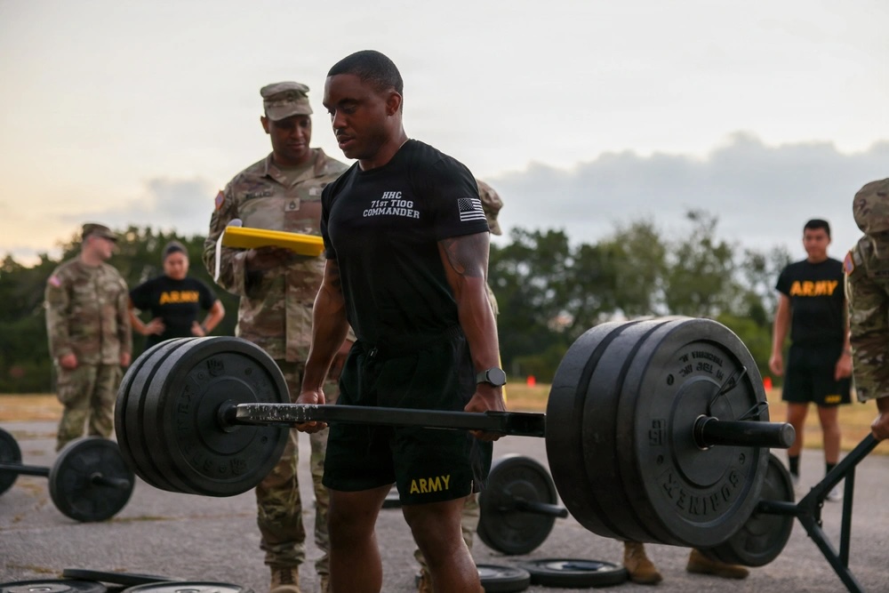 USArmy's tweet photo. Lethality starts with fitness. 

Texas Army National Guard Soldier conducts the 3-repetition maximum deadlift during the Army Fitness Test in Austin, Texas.

📸 Spc. Robert Vondersaar https://t.co/pv4gwcl6yz