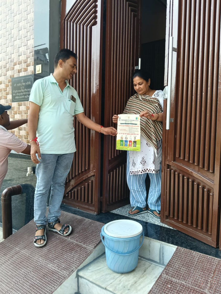 nagar_baraut's tweet photo. नगर पालिका परिषद बड़ौत ने आईटीसी मिशन सुनहरा कल के सहयोग से वार्ड 13 रामनगर में स्वच्छता जागरूकता अभियान चलाकर गीला-सूखा कचरा पृथक्करण व होम कम्पोस्टिंग के लिए नागरिकों को प्रेरित किया। https://t.co/pl4pjsGT0Y