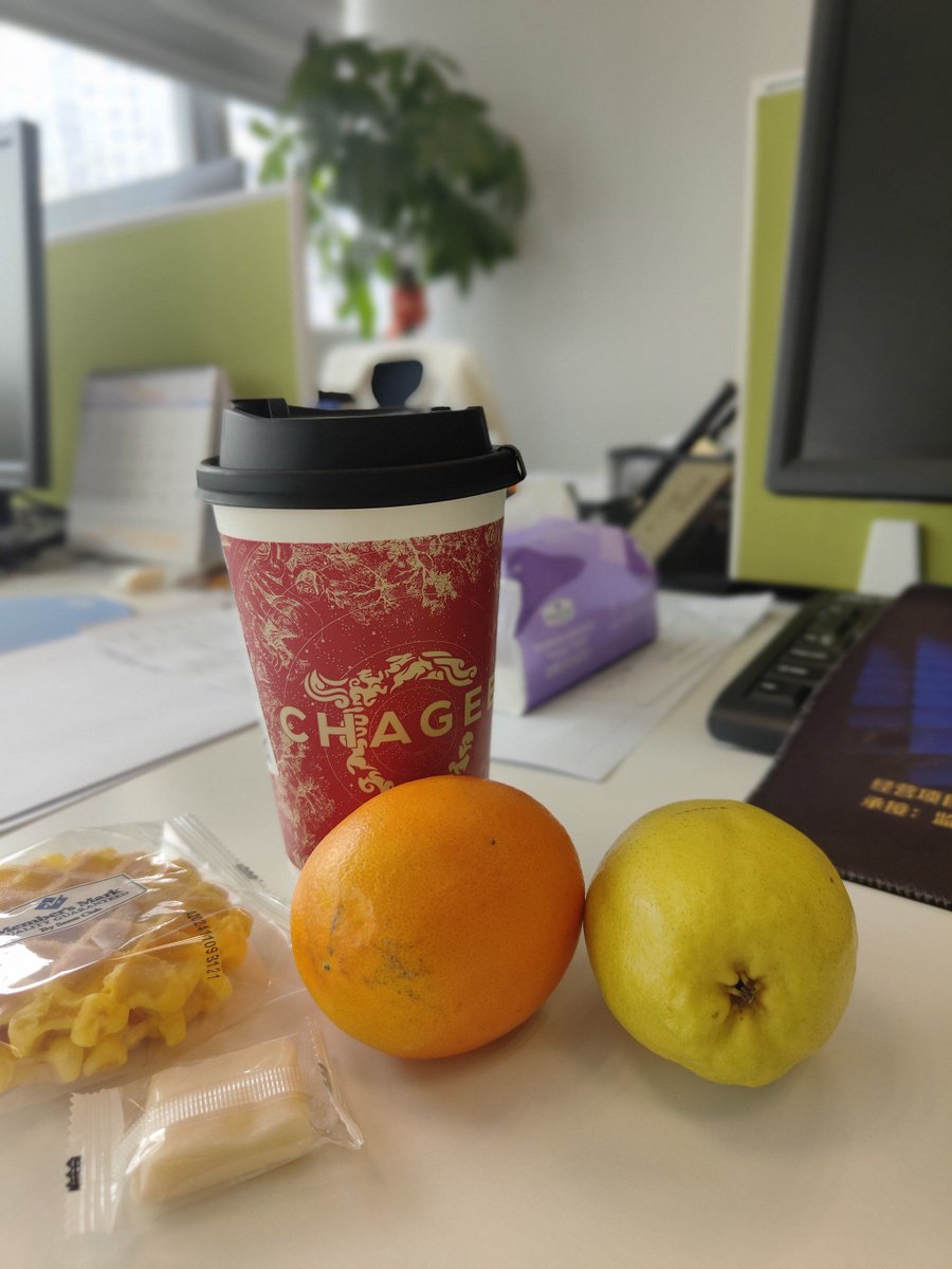 BangsuIn's tweet photo. 刚才帮邻座同事带了热咖啡，他塞给我一颗橘子糖，分享的小快乐刚好是今天的小确幸 https://t.co/JYY0edp7qE