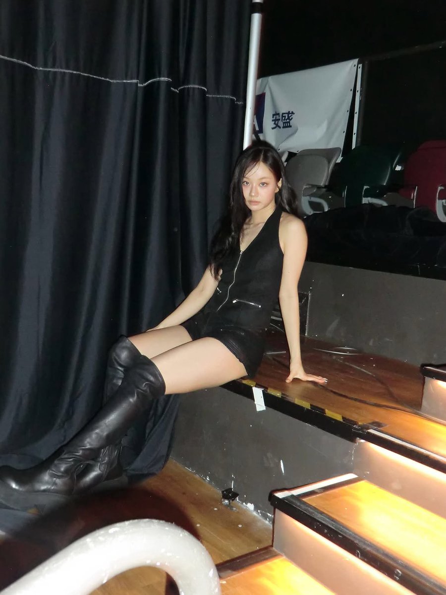 fineshythyeri's tweet photo. My type is tall woman, thick thighs, cute sexy  and LEE HYERI https://t.co/rYL5p0J8cc